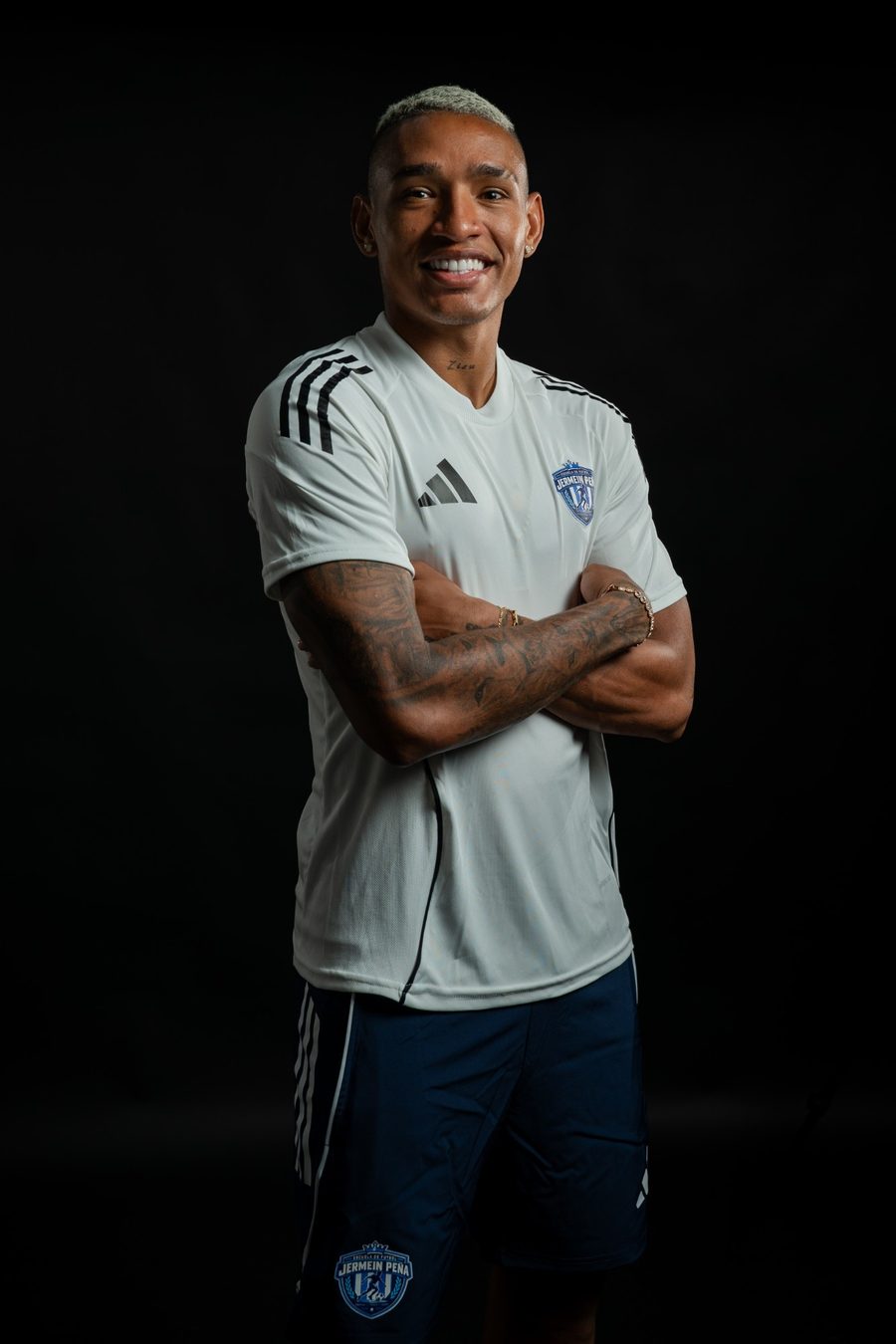 Jermein Peña con el uniforme blanco de entrenamiento