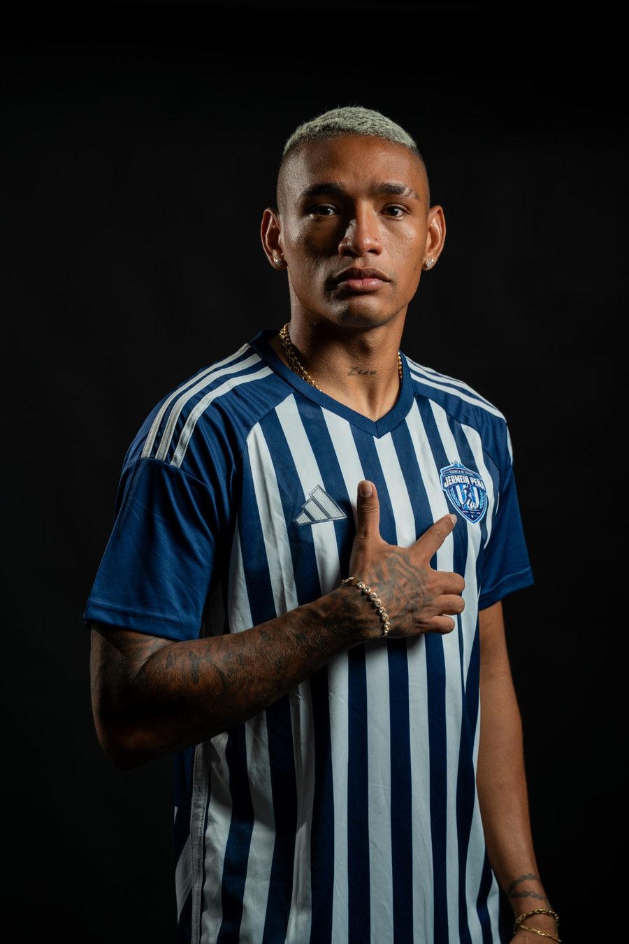 Jermein Peña con la camiseta de rayas de la escuela